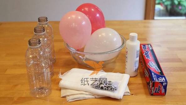 首先准备好基本的材料，可以看到有气球、塑料瓶、纱布和白乳胶