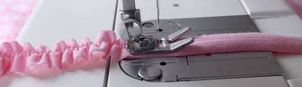 利用缝纫机将其缝制成皱褶的样式