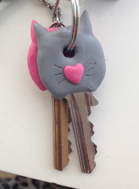 用粘土制作的小猫造型钥匙装饰