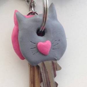 用粘土制作的小猫造型钥匙装饰
