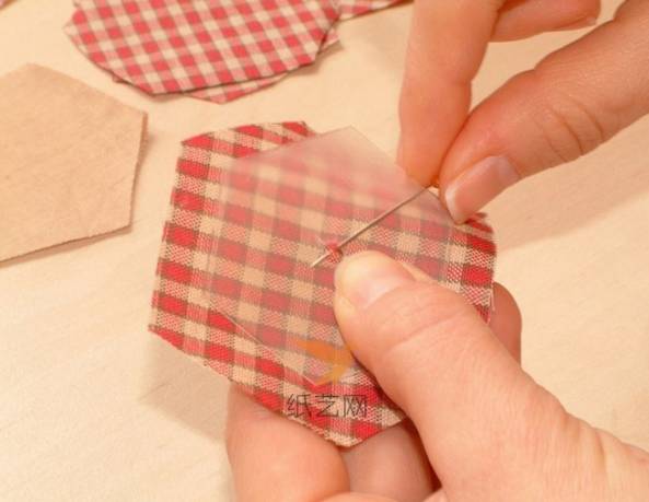 然后利用针线将六边形布料同塑料片缝制起来
