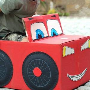 废物利用旧纸箱制作赛车玩具教程