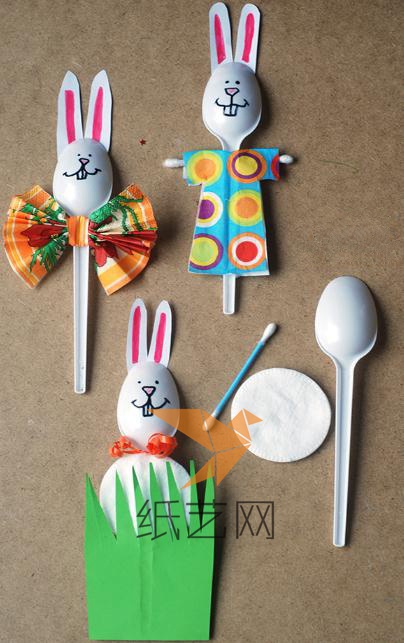 用一次性勺子可以制作成漂亮的小兔子，可以用棉签作为小兔子的手臂，撑起用彩纸制作的衣服来