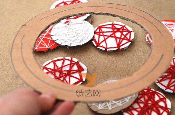 下面用纸板剪成一个圆环，然后将编织好的圆形装饰粘到这个圆环上面