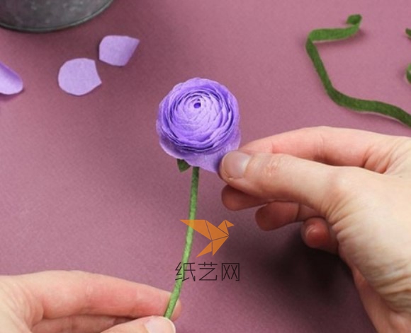 最后可以简单的用手指调节一下皱纹纸纸玫瑰花瓣的样式