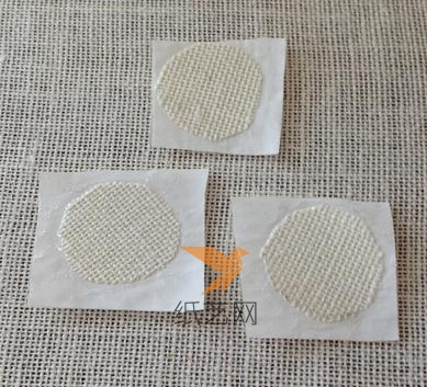 在不织布上面粘上圆形麻布，然后剪成圆形，制作两到三个