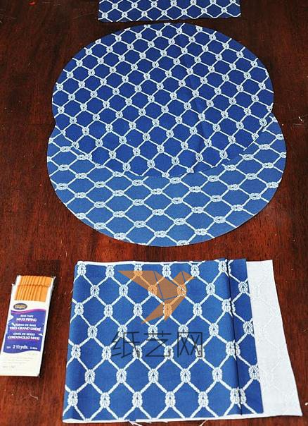 将布料裁成两个圆形和一个周围的长方形，另外一个小长方形用来做沙发的提手