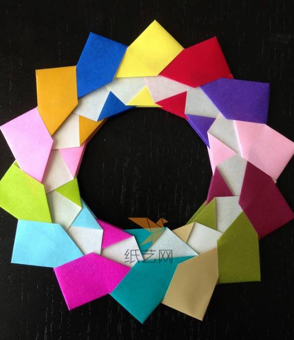 可以看到多个基本的折纸单元组合完成之后，精美的折纸花环就表现出来啦