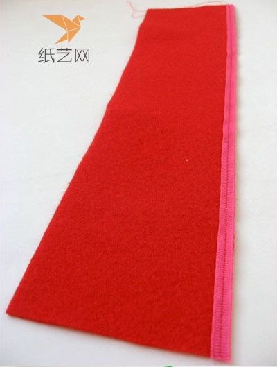 红色的不织布和螺纹镶边条缝合固定