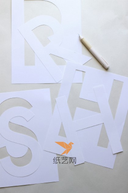 首先在白色的纸张，可以是A4纸，绘制出字母的结构来