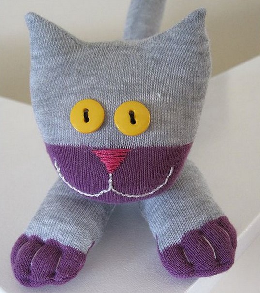 旧物改造废旧袜子做可爱的小猫玩偶