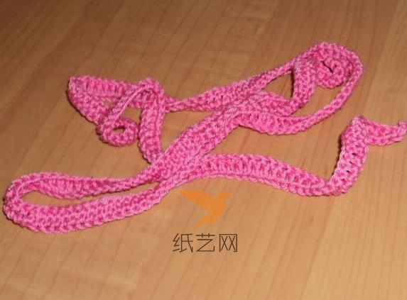换成粉色的钩针线编织长长的一条绳子
