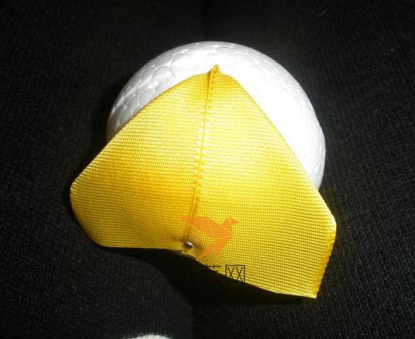 先用黄色的丝带折叠后用小图钉固定到小泡沫球上面