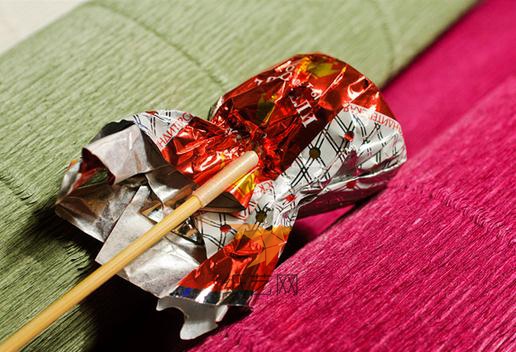 双面胶可以把巧克力糖纸和竹签粘到一起