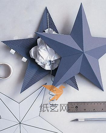 然后用厚纸折成立体的星星，用两个合到一起粘好，中间戳进铁丝固定