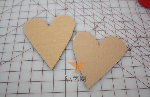 将纸板剪成两个同样的心形