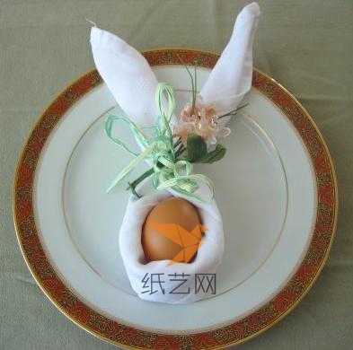 在餐巾上面装饰一点小花就可以了，有点像是小兔子，中秋节的时候可以用这个作为装饰