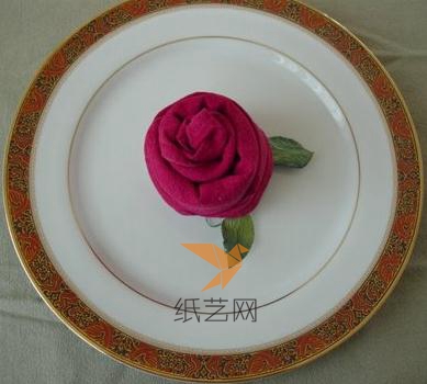 这是餐巾制作成玫瑰花的教程