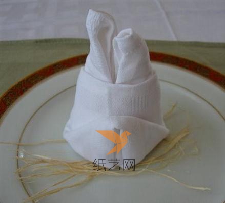 这也是一个很适合在中秋节实用的餐巾折花