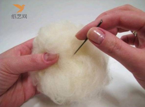 用羊毛毡配合拨针开始做小兔子的身体部分
