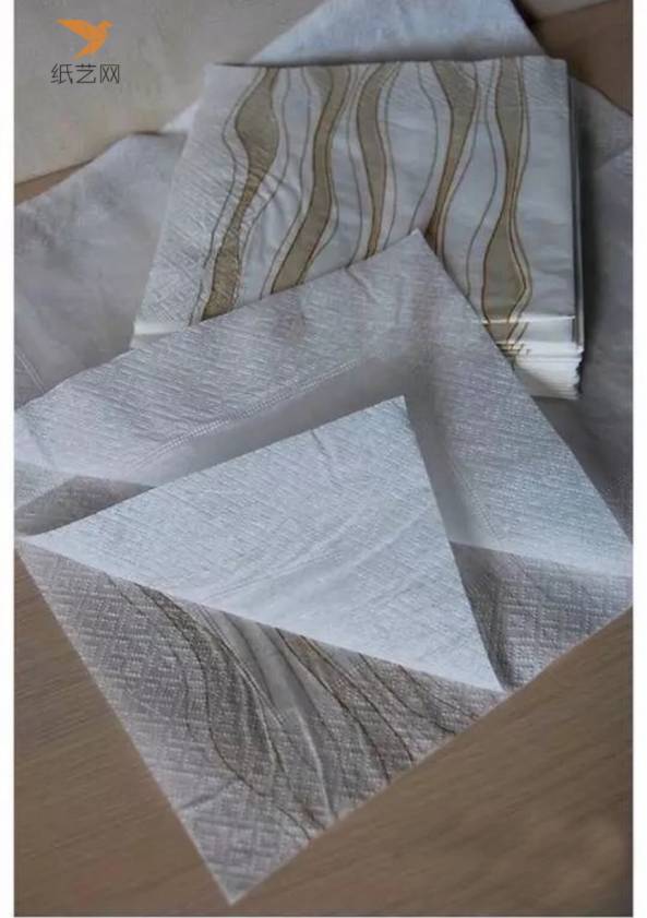 准备纸巾，几层的纸巾分成单独的一层