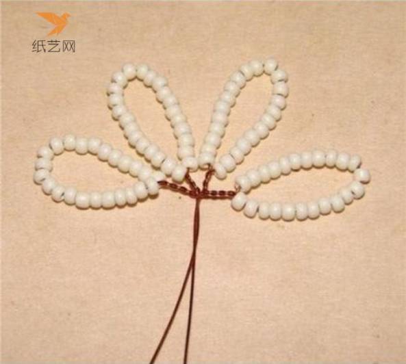 先用铁丝和串珠做一片花瓣内的组合部分