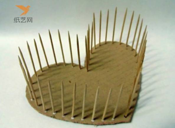 用纸板剪下想要的心形，沿着心形一圈插上一次性木筷