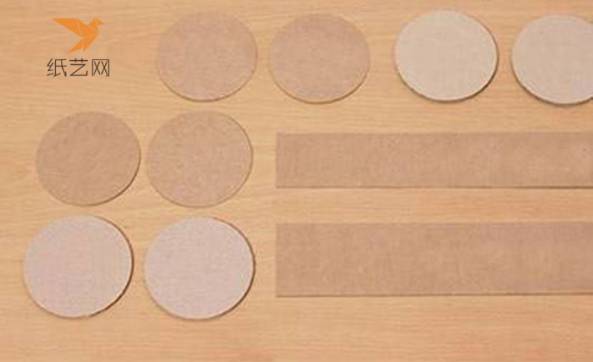 在纸板上剪下需要的圆片和长方形纸片