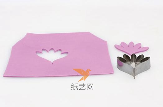 用模具在紫色粘土片上印出花瓣