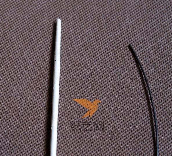电线外面包裹一层纸作为编织的线