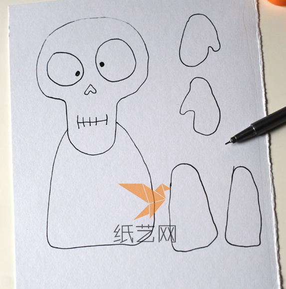 在白纸上画出小骷髅的身体和手脚的轮廓