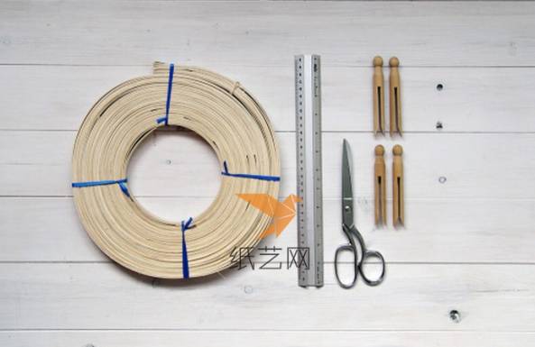 如图所示的先准备基本的工具和材料，竹条肯定是必不可少的