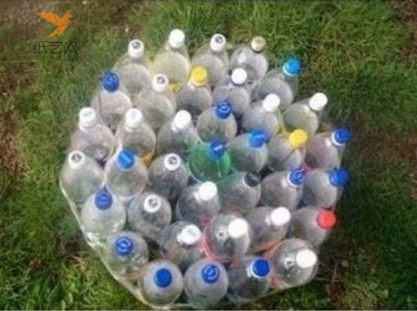 收集来的塑料瓶整理粘合成一个圆形