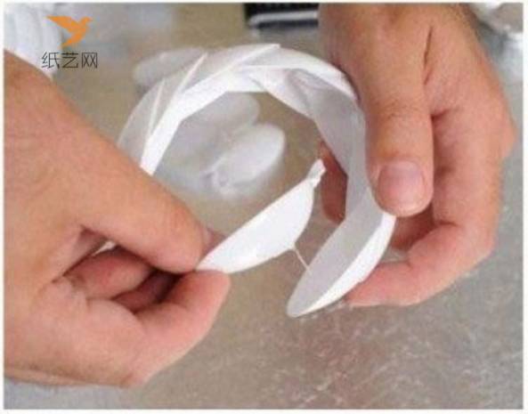 单独用一次性塑料勺做出一个圆环出来