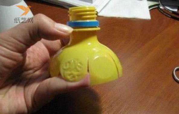 黄色塑料瓶留取瓶颈那一部分