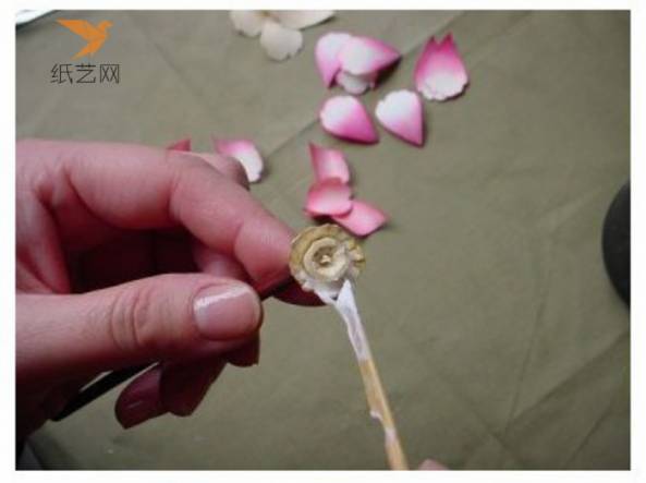 做花茎的小木棒和做花蕊的物件固定好，涂上胶水