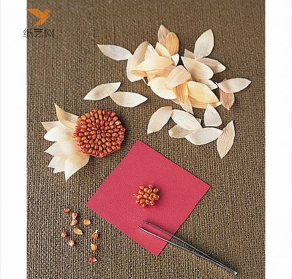 把玉米粒粘合在纸片上，做出自己想要的大小的花盘，边缘黏上玉米衣剪成的花瓣