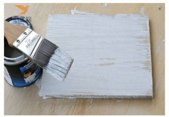 准备好的木板刷上白色漆