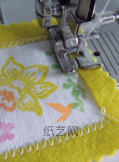 接着把印上花的棉布缝到不织布制作的框里面