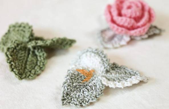 编织好的叶子就可以跟钩针编织的花朵一起组成漂亮的小装饰啦。