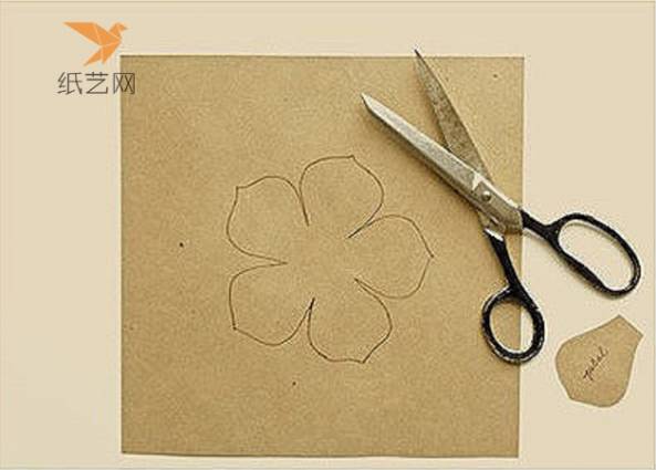 在纸上画下要剪的花朵形状
