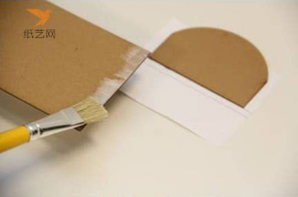 准备好的厚纸板或者木片刷上胶，以半圆形和长方形组合在一起
