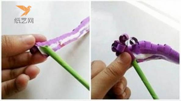 把卷好的紫色花按照向内卷的方式和纸花茎固定在一起