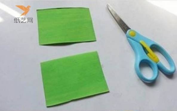 再准备方形的绿色纸张两张