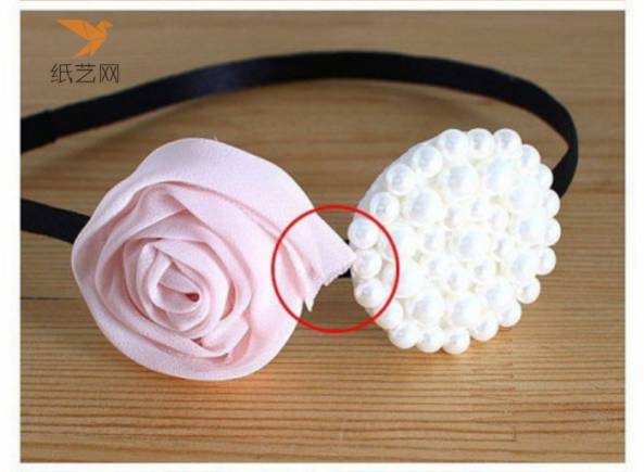 钉有珍珠的不织布圆片和贴上花朵的不织布圆片都固定在发箍上，注意处理一下细节