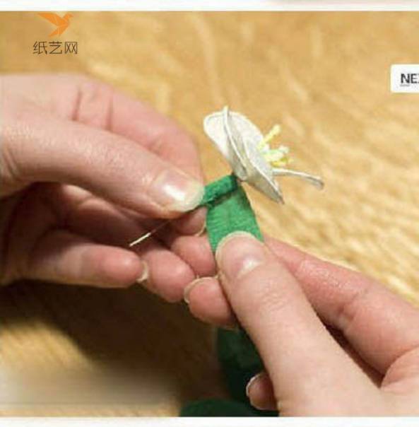 用绿色胶布包装一下细铁丝做的花茎