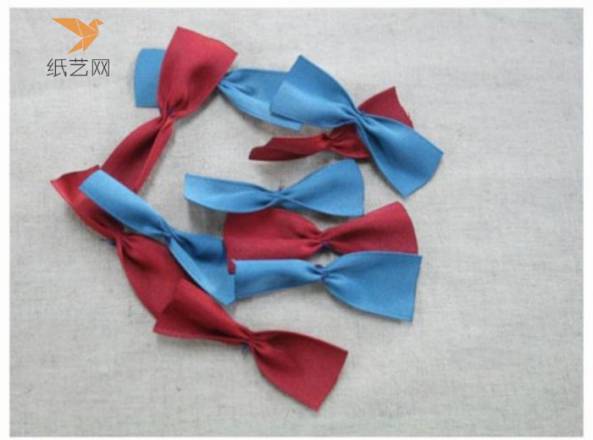 把剪好的酒红色和蓝色缎带做成这样的蝴蝶结