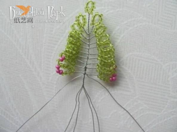 两边各自留下两根单独细铁丝用做穿珠子，剩下的扭在一起做花茎