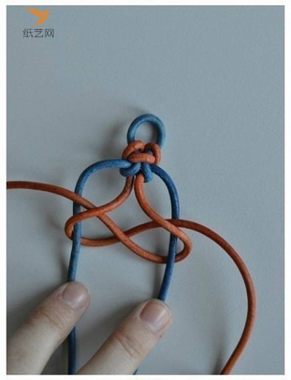 红绳缠绕住蓝绳