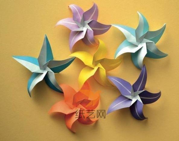 用彩纸制作的星星花就可以用来装饰房间啦